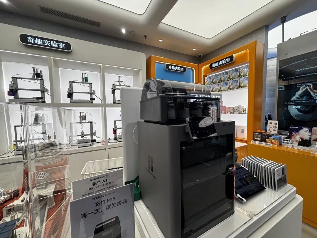 商场里的 AI 家电与智能产品展示