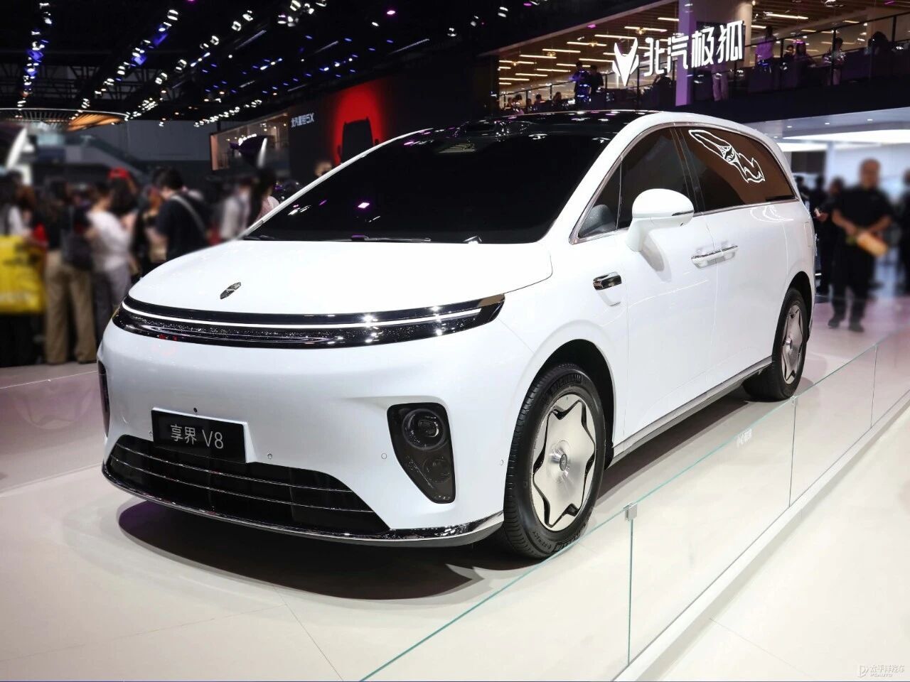 享界V8外观前脸