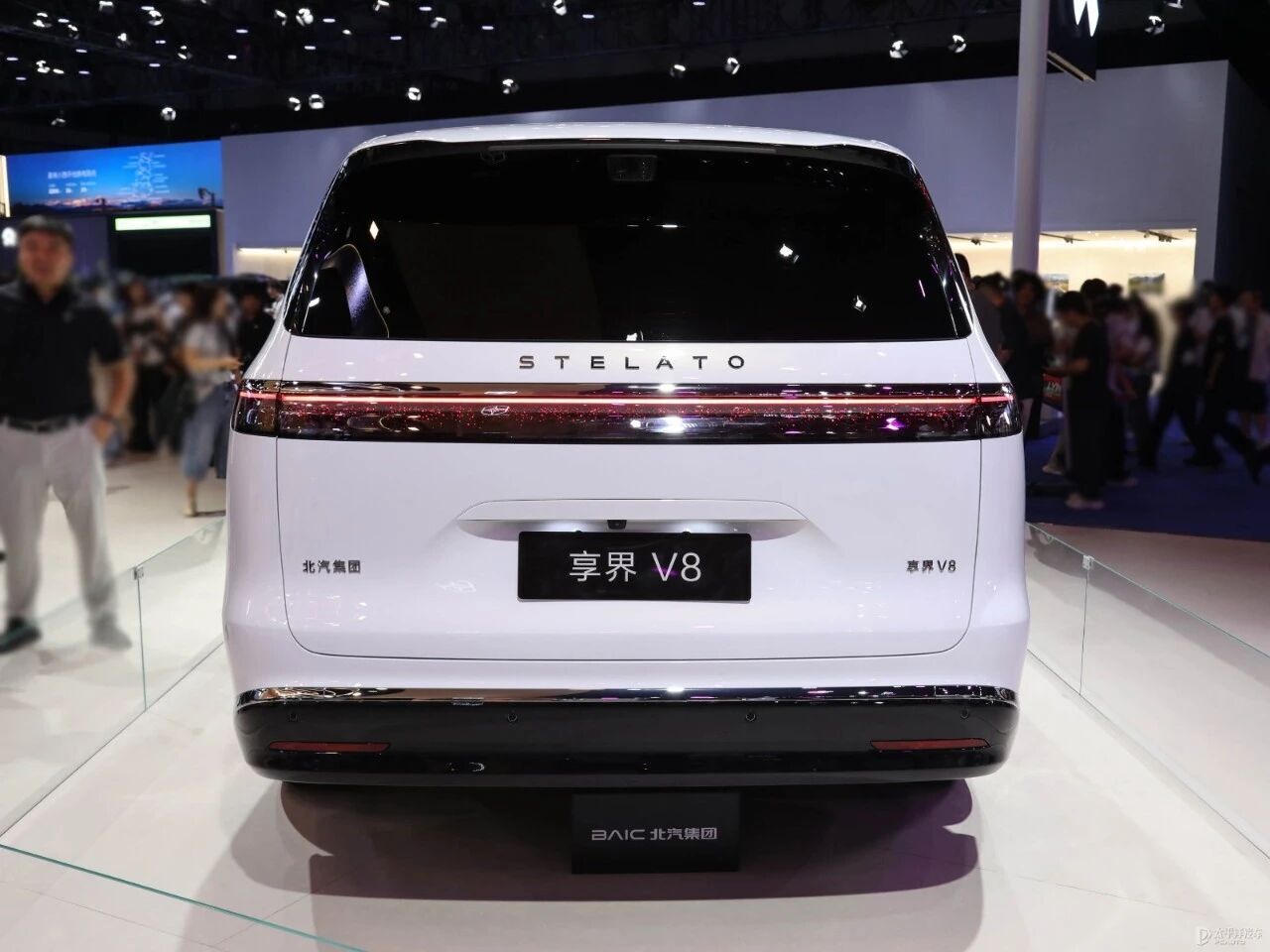 享界V8内饰三联屏